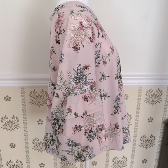 Urban Romantics Pink Blush Floral Flowy Blouse M Tiered Bell Sleeves Keyhole - Picture 4 of 9